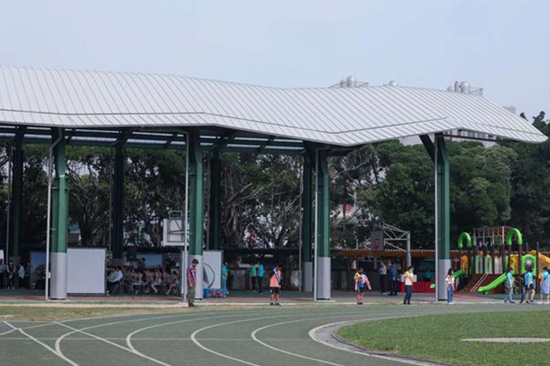 竹市客製7校風雨球場 民富國小「樹海裡的大落葉」啟用